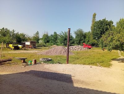Uy yer uchastka sotiladi