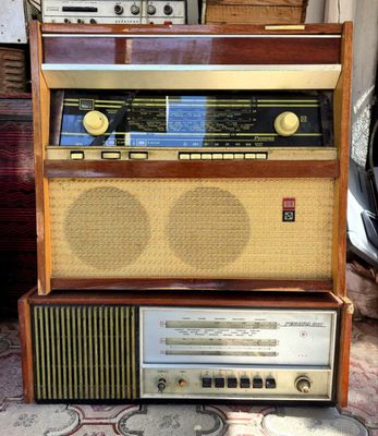 Radiola РИГОНДА va РЕКОРД 301 sotiladi. SSSR da ishlab chiqaril
