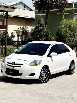 Toyota Yaris srochna sotiladi xolati idiyal kiraska tozza faqat naxtka