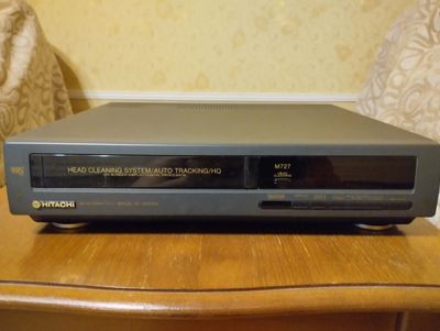 Видеомагнитофон HITACHI. Цена 200000.