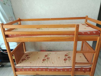 Продае́ться двухъярусная деревянная кровать