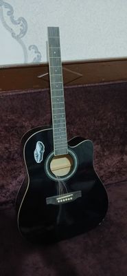 akustik gitara 40 razmer faqat kursatilgan joyi sn