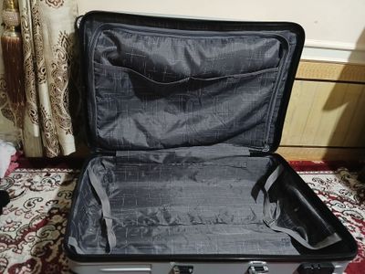 Чемодан на 4 колесах. Для путешествий