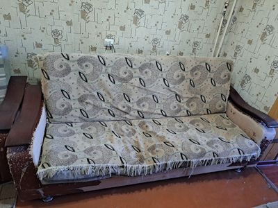 Диван, кресло продаются.Требуется рестоврация .