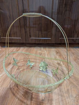 Красивая металлическая корзина