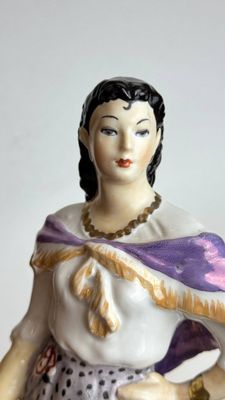 Фарфоровая статуэтка Земфира стоящая Дулево