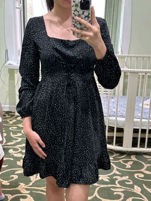 чёрное платье в горошек