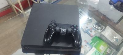 Продается игровой консол Sony Playstation 4 slim