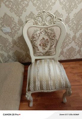 Продаётся стол и стулья