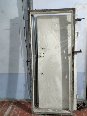 железная дверь белого цвета