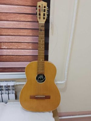 Classik gitara sotiladi