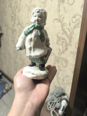Фарфоровая статуэтка.