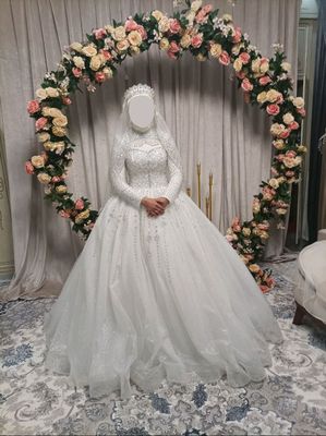 свадебное платье,корсетное,с короной и фатой