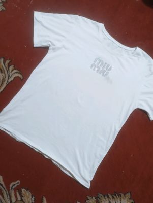 Fudbolka qizlar uchun oq rangda yangi miu miu