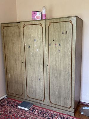 Шкаф с двумя разными секциями
