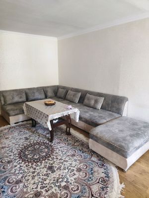 Yangi holatdagi burchak divan va stol.