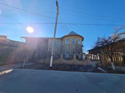 Нукус каласында 2 этажлы 13 ханалы жер жай сатылады
