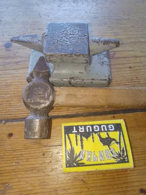 Продам нпродам наковальню и молоточек б/у.аковальню с молотком