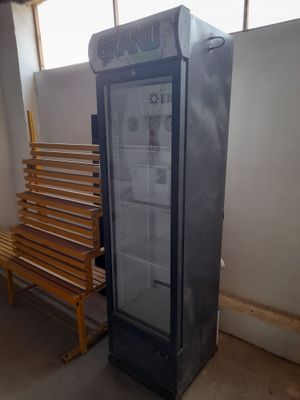 Витринный холодилник