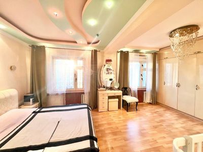 М. Ойбек. Сдается 5-ти комнатная банковская квартира. Мирабадский р-н.