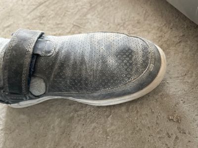 Bu oyoqkiyim rasiyadan kegan aybi rasmda razmer 35