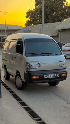 Damas van 2024 .
