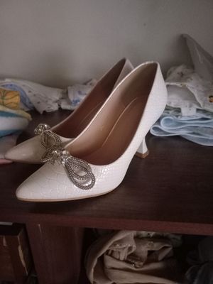 sotiladi andijon shaxarda 2 Marta kiyilgan 38.raz.