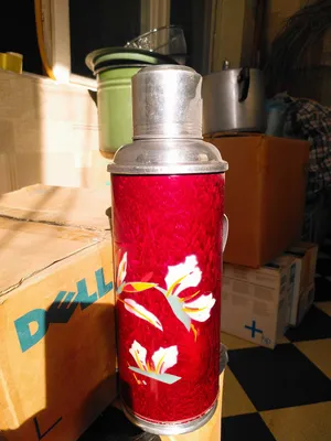 Термос, соковыжималка алюминиевая и мелкая посуда