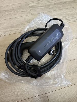 Продам новую оригинальную зарядку от ZEEKR 001.