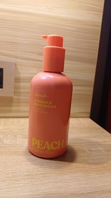Лосьон для тела Victoria secret  из серии pink
