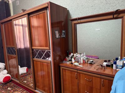 Шкаф комплект сотилади