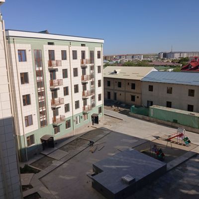 Kvartira 2 xonali Qiziltepa baxormarket yonida karopka .