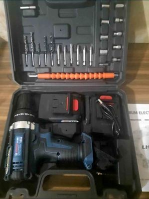 Шуруповерт новый Bosch с насадками