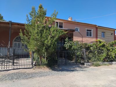 Oshshi bozori yonida uy sotilad