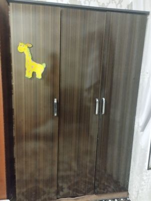 Kiyimlar uchun shkaf