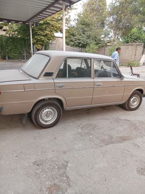 06 Jiguli sotiladi.