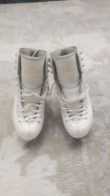 Фигурные коньки Jackson