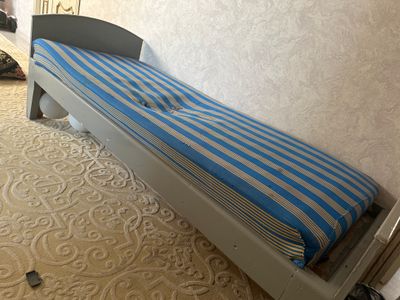 Кроват сотилади Холати яхши нархи 500.000 сум
