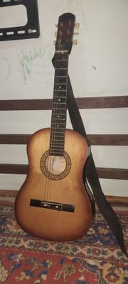 Gitara sotiladi