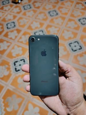 iPhone 8 rangli qora 64 talik akkumulyatori usuliniy