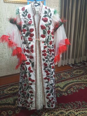 Ёш келинчаклалар учун ансамбил кийим кечаклар.