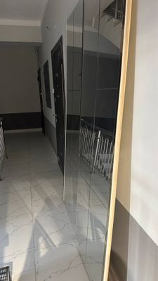 Продается дверь от шкафа с зеркалами и роликом