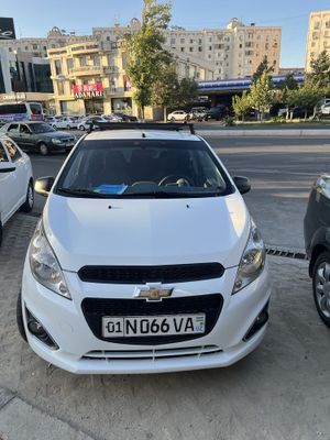 Автомобиль шевроле спарк