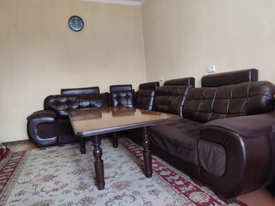 Продается срочно! Диван уголок и стол в отличном состоянии
