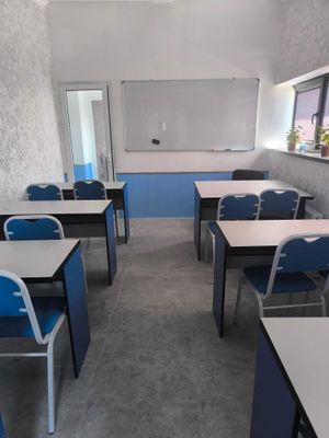 Tayyor o'quv xonalari mebellari bilan