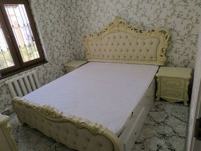 2 кишилик кровать 2 та тумбочкаси билан