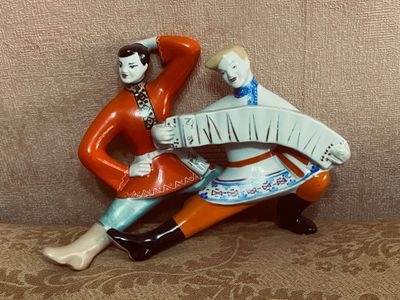 Советская фарфоровая статуэтка «Русский перепляс»