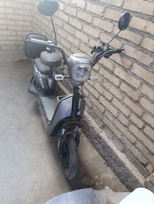 Скутер срочно продаю.