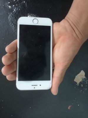 iPhone 6s batere 100 xotira 32 ekrani da ozgina chizilgan joyi bor
