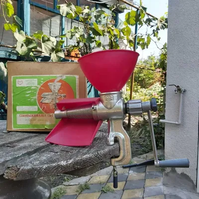 Механическая шнековая чугунная соковыжималка (СССР) 70-80 г.